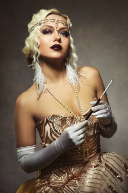 Güzel bir kadın, retro flapper tarzı kadın, eski model, kükreyen 20 'ler.