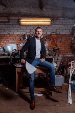 bir sınai bina üzerinde takım elbiseli adam işadamı