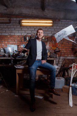 bir sınai bina üzerinde takım elbiseli adam işadamı