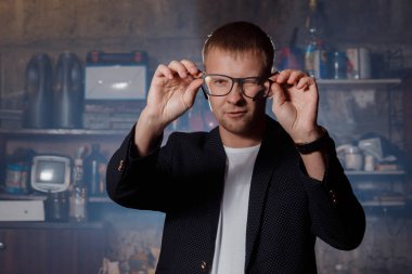 bir sınai bina üzerinde takım elbiseli adam işadamı