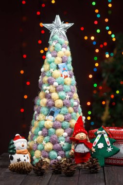 El yapımı yılbaşı ağacı arka plan olarak kapat