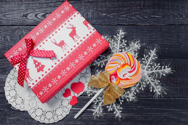 Kerst pakket feestelijke rode box, harten en snoep — Stockfoto