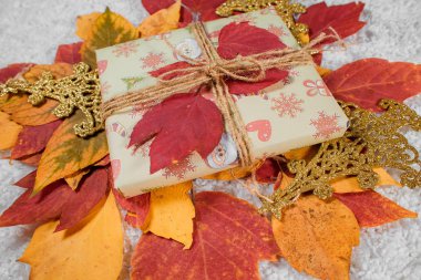 Evde çeşitli Noel hediyeleri