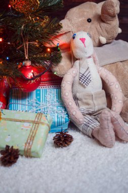 Işıklı ağacın altında çeşitli Noel hediyeleri