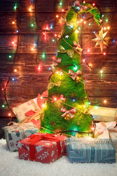 Bela árvore de Natal com luzes coloridas e presentes — Fotografia de Stock