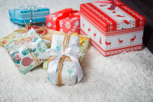 Vari regali di Natale a casa — Foto Stock