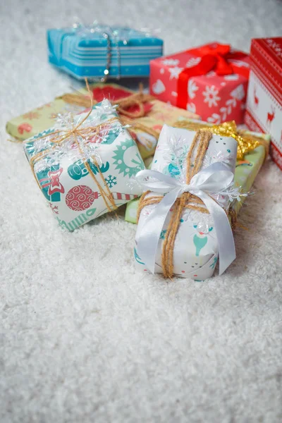 Varios regalos de Navidad en casa — Foto de Stock