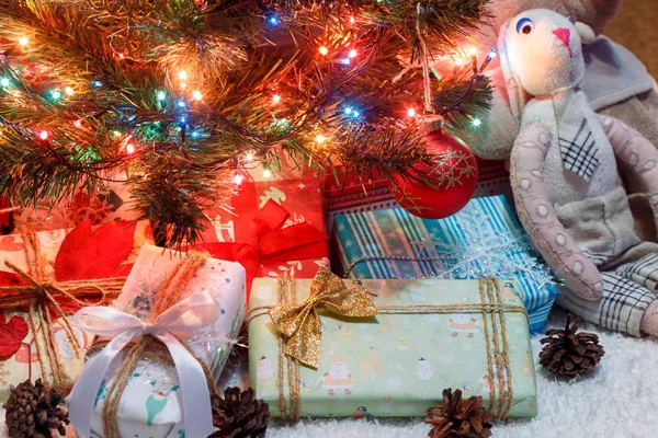 Bela árvore de Natal com luzes coloridas e presentes — Fotografia de Stock