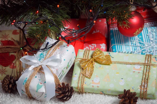 Vários presentes de Natal sob a árvore iluminada — Fotografia de Stock