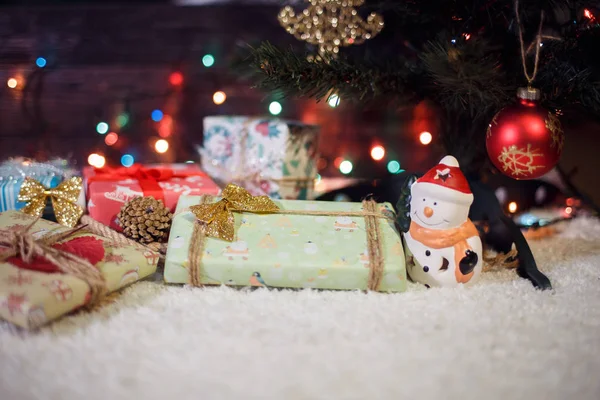Vários presentes de Natal sob a árvore iluminada — Fotografia de Stock