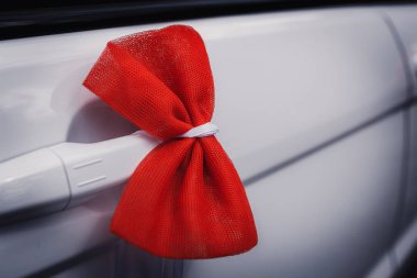 Arabanın düğün süsü.