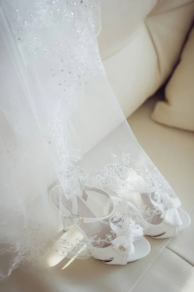 Fehér cipő és esküvői ruha háttér — Stock Fotó