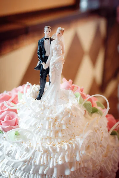 Классические фигурки на свадебном торте молодоженов — стоковое фото