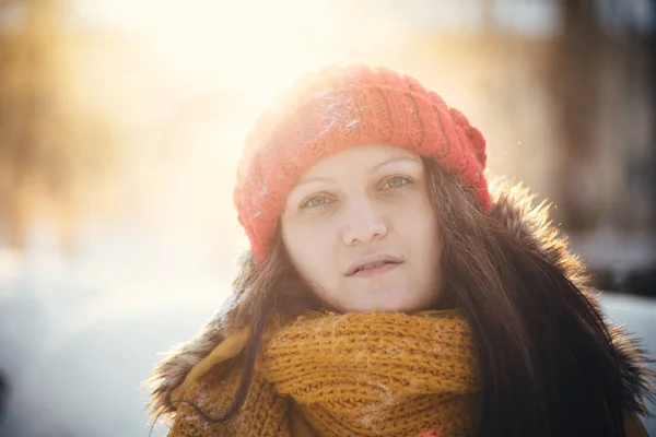 Ritratto di ragazza romantica al tramonto, alba, oro all'ora in una gelida giornata invernale — Foto Stock