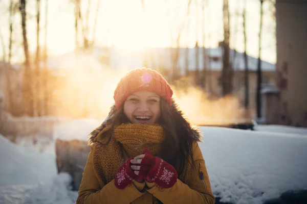 Portrait of romantic girl at sunset, sunrise, gold per hour on a frosty winter day — Stok Foto