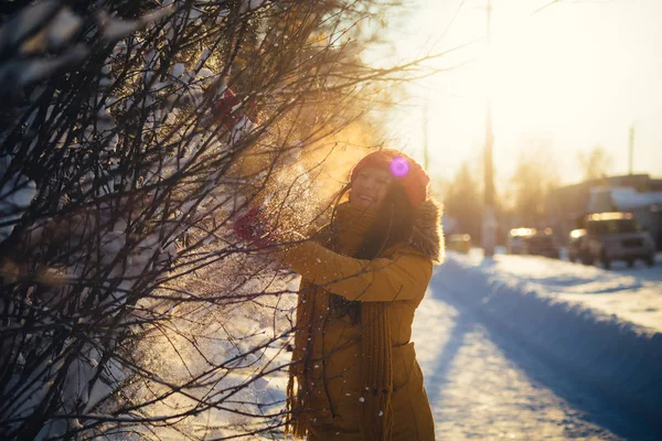 Portrait of romantic girl at sunset, sunrise, gold per hour on a frosty winter day — Stock Photo, Image