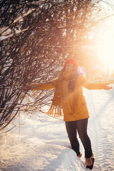 Portrait of romantic girl at sunset, sunrise, gold per hour on a frosty winter day — Stock Photo, Image