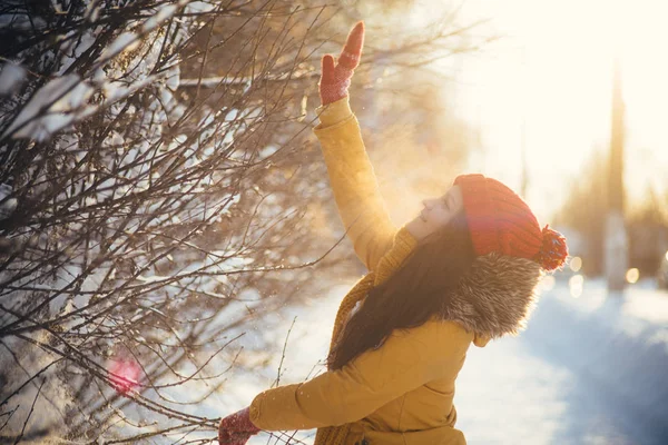 Portrait of romantic girl at sunset, sunrise, gold per hour on a frosty winter day — Stock Photo, Image