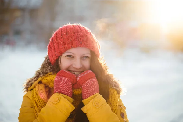 Portrait of romantic girl at sunset, sunrise, gold per hour on a frosty winter day — Stock Photo, Image