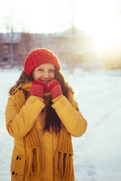 Portrait of romantic girl at sunset, sunrise, gold per hour on a frosty winter day — Stock Photo, Image