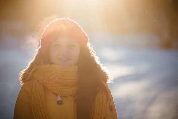 Retrato de menina romântica ao pôr do sol, nascer do sol, ouro por hora em um dia gelado de inverno — Fotografia de Stock