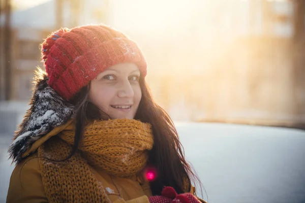 Portret romantyczny dziewczyna na zachód słońca, Świt, złota na godzinę na mroźne zimowe wieczory — Zdjęcie stockowe