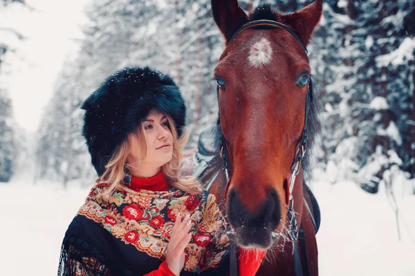 Portret van een mooi meisje en knappe hengst, paard in de winter op de natuur — Stockfoto