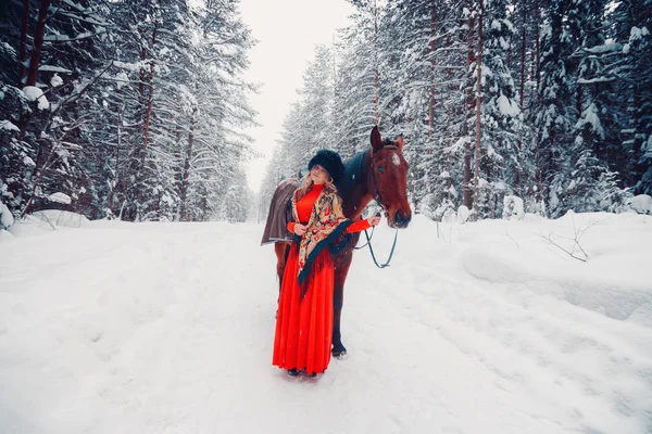 Foto Full-length di una bella ragazza e bello stallone, cavallo in inverno sulla natura — Foto Stock