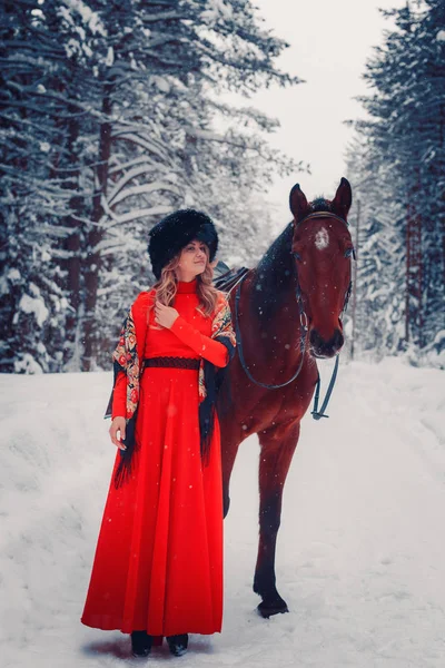 Foto Full-length van een mooi meisje en knappe hengst, paard in de winter op de natuur — Stockfoto