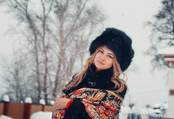Πορτρέτο του ένα όμορφο κορίτσι με χειμωνιάτικα ρούχα, παλτό και καπέλο, τυλιγμένο στο μαντήλι — Φωτογραφία Αρχείου