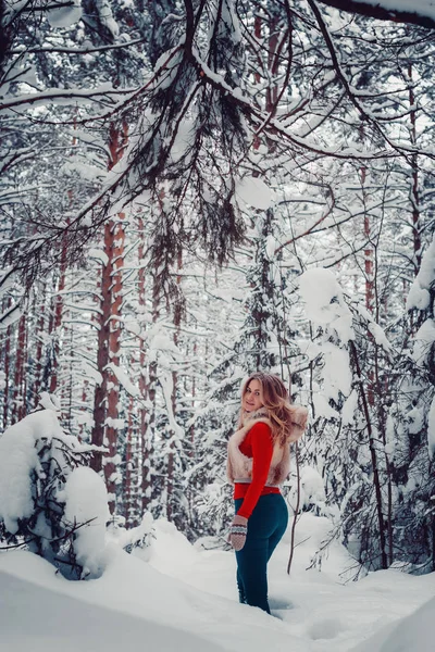 Photo charmante coquine en plein air en hiver avec jeu d'action neige — Photo