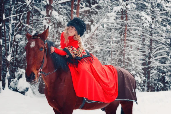 Foto Longitud completa de una hermosa chica y semental guapo, caballo en el invierno en la naturaleza — Foto de Stock