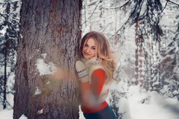 迷人的淘气的女孩在户外与雪动作游戏冬天的照片 — 图库照片
