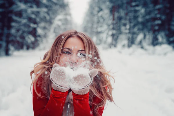 Photo charming naughty girl outdoors in winter with snow action game — Stock Photo, Image