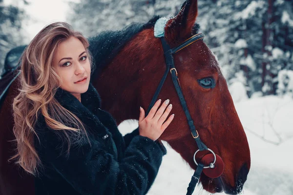 Portrait of a beautiful girl in black coat, horse, winter — Stock Photo, Image