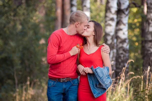 Couple aimant de jeunes gens sur l'avenue — Photo