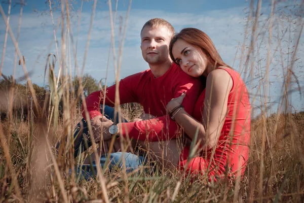 The loving couple walks on the wheat field — Stock Photo, Image