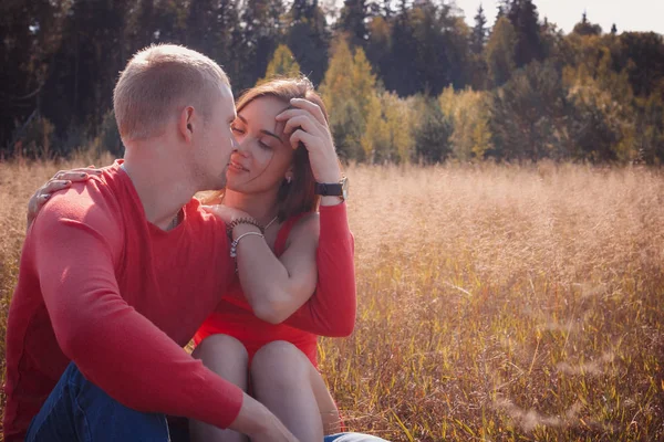 Le couple amoureux marche sur le champ de blé — Photo