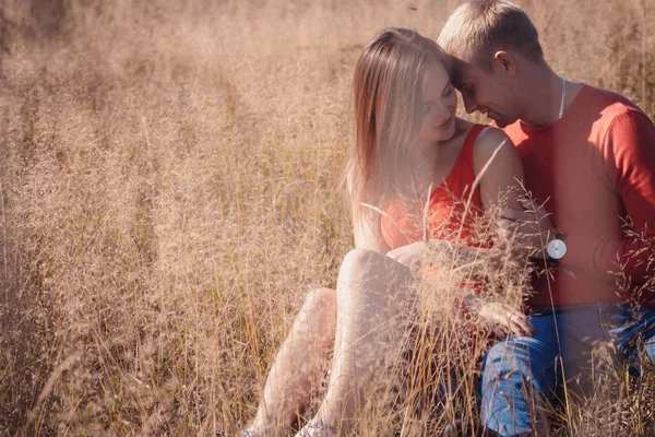 Le couple amoureux marche sur le champ de blé — Photo