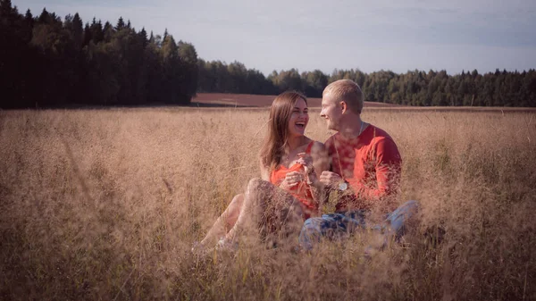 Het verliefde paar wandelingen op het tarweveld — Stockfoto