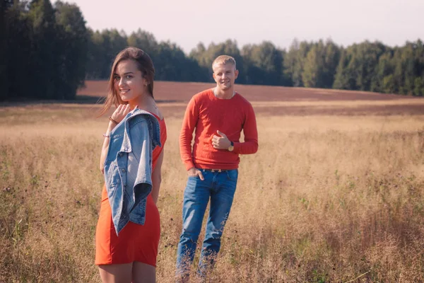 sevgi dolu çift buğday sahada yürüyor