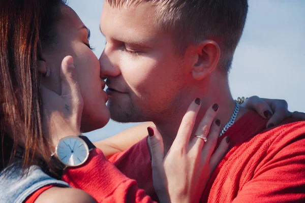 Le couple amoureux marche sur le champ de blé — Photo