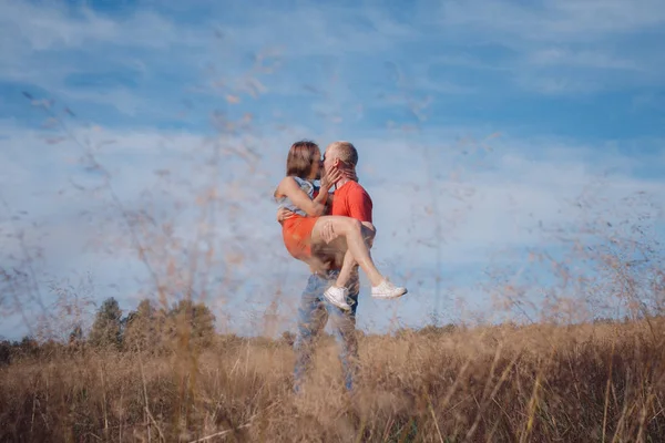 Le couple amoureux marche sur le champ de blé — Photo