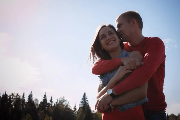 Le couple amoureux marche sur le champ de blé — Photo