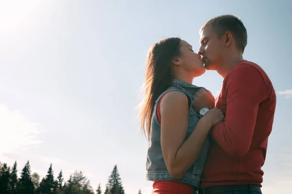 Le couple amoureux marche sur le champ de blé — Photo