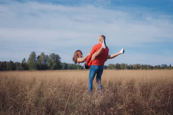 Влюбленная пара гуляет по пшеничному полю — стоковое фото