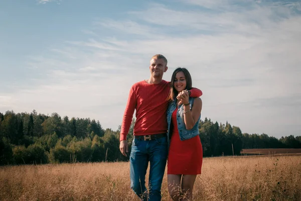 Le couple amoureux marche sur le champ de blé — Photo