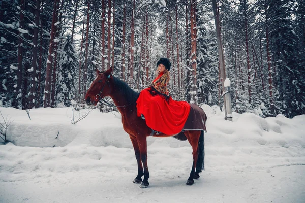 Foto Full-length di una bella ragazza e bello stallone, hor — Foto Stock