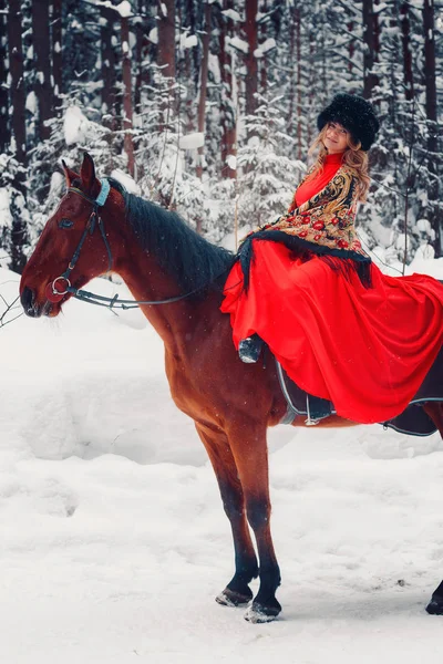 Foto Comprimento total de uma menina bonita e garanhão bonito, cavalo — Fotografia de Stock