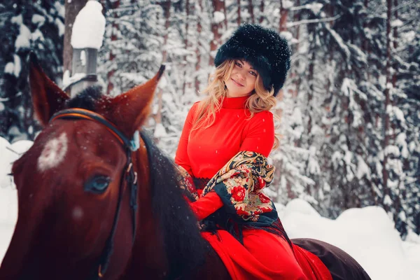 Ritratto di una bella ragazza e bello stallone, cavallo nel — Foto Stock